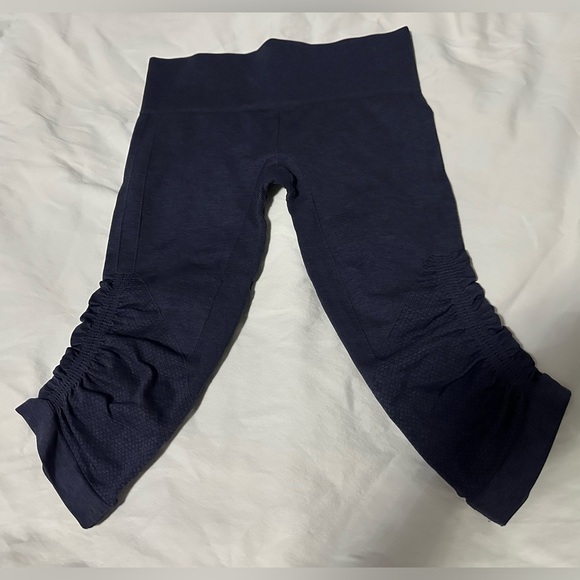 Lululemon: In The Flow Crop - Picture 1 of 5